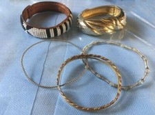 LOT BIJOUX FANTAISIE  ( POUR VOUS OU POUR THEATRE, OU POUR DEGUISEMENT ETC ...)