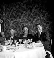 Portrait à table repas convives salle à manger  - ancien négatif photo an. 1950