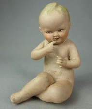 FIGURINE BEBE ASSIS DOIGT EN BOUCHE BISCUIT CERAMIQUE PORCELAINE PIANO BABY 951