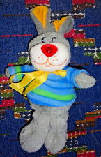 SR2 / DOUDOU PELUCHE MUSICAL LUMINEUX LAPIN GMBH WINDEL GRIS PULL BLEU KOM9