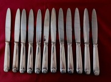 12 Couteaux De table en métal argenté Orfevre EB modèle coquille 