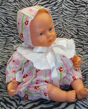 BARBOTEUSE ET BONNET CALIN 30/32CM..FAITE AVEC DU TISSUS COROLLE N° 7