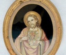 Portrait du christ brodé dans un cadre doré ovale
