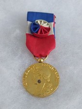 Une médaille du travail " Commerce Industrie " dater 1980.
