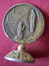 Ancien Badge Plaque AUTOMOBILE -Notre Dame de Lourdes