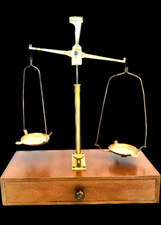  balance de bijoutier plateaux en laiton comportant poids  . XX siècle .