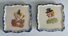 RAY CAMART 2 ASSIETTES CARRÉES FAIENCE CRAQUELÉE AUX CLOWNS VALLAURIS OU ANTIBES