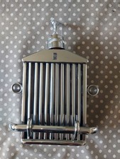 Flasque à whisky forme calandre Rolls-Royce en métal années 60