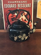 Jolie bouilloire en tôle émaillée, décor grappes de raisins et feuilles de vigne