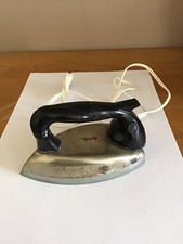 Ancien petit fer à repasser électrique