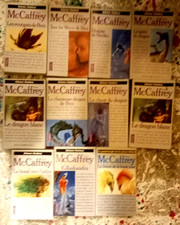 lot 10  fantasy ANNE McCAFFREY avec tous la carte de Siudmak ; ballade de Pern..