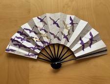éventail japonais en papier et bois laqué avec motifs grues