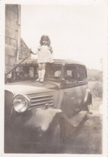 VOITURE RENAULT VIVAQUATRE TYPE KZ 23 CIRCA 1935 ET PETITE FILLE SUR CAPOT