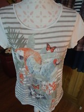 TEESHIRT BLANC MOTIFS PAPILLONS/ PERROQUETS .TAILLE :M.CLUB GEMO.