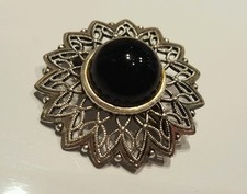 Très jolie broche faintaisie avec pierre noire . Réf A275.
