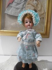 MAGNIFIQUE ENSEMBLE ROBE FLEURIE  ET CHAPEAU POUR MIGNONETTE  DE 18, 5 CM