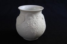 Petit vase en porcelaine biscuit KAISER Germany, décor fleur, hauteur 10 cm