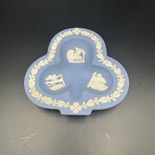 Coupelle bleue en forme de trèfle de Wedgwood / Assiettes avec trois décors