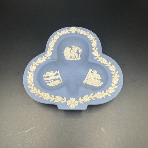 Coupelle bleue forme de - coupelle, en