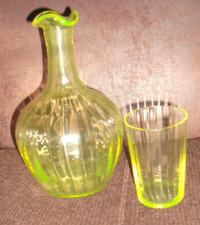Ancienne carafe et gobelet en verre ouraline jaune
