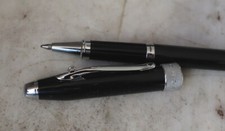 TRES BEAU STYLO ROLLER CROSS EN RESINE NOIRE - LARGE BAGUE CHROMEE - ANNEAU