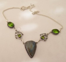 Collier plaqué argent 925 poinçon ciselé décoré labradorite vert quartz