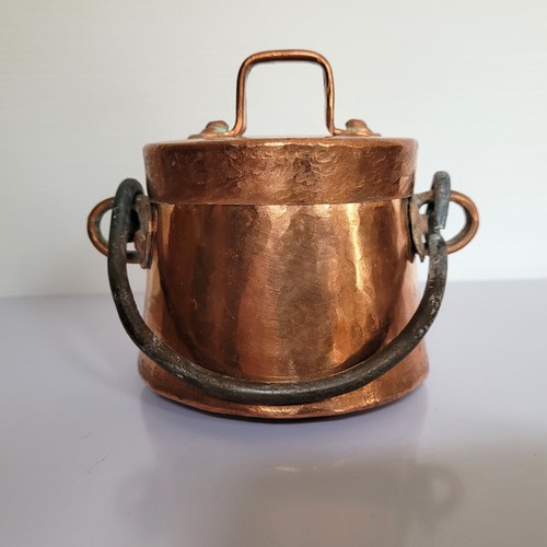 Petit chaudron avec - ),