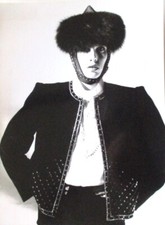 CARVEN-Photo MODE Hiver 85/86-Tailleur bordé de strass avec toque de renard