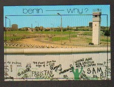 BERLIN (ALLEMAGNE) MOTO au pied du MIRADOR au MUR DE BERLIN