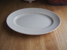 Plats ovales blancs en