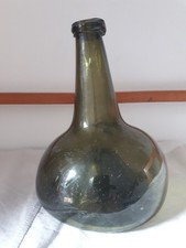 bouteille oignon 18esiecle , verre vert,17x15cm, bon etat, rayures d'usage