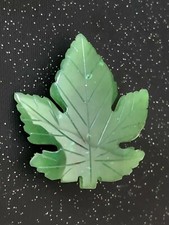 Vintage Sculpté Vert Nephrite Pierre de Jade Canadien Érable Feuille 
