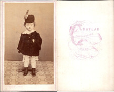 Chateau, Gray, Petit garçon en costume et toque de fourrure astrakan noir, circa