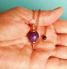 * PENDULE SUGILITE POURPRE et CUIVRE  PIERRE DU GUERISSEUR ' RADIESTHESIE N° 2
