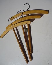 Cintres anciens en bois en T pour boutique