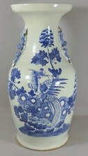 Grand vase chinois en porcelaine céladon et décor bleu. Décor au phoenix XIX ème