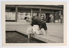 Mère enfant joue eau ville fontaine, France - Photo vintage snapshot