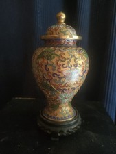Un Vase Urne Chinois en Email Cloisonné et laiton avec Couvercle sur Piedestal