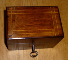 Ancienne tirelire en bois marqueterie, avec sa clé, fin XIXe - déb. XXe