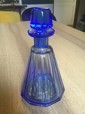 Ancienne carafe bleue en cristal à facettes 