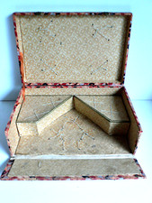 COFFRET VIDE DE DINETTE ANCIENNE EN  BOIS TAPISSÉ DE PAPIER IMPRIMÉ  D'ÉPOQUE