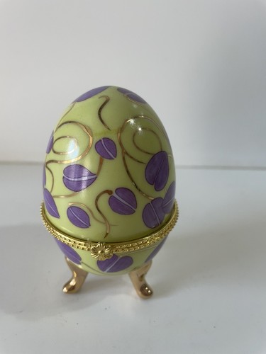 Oeuf porcelaine sur - oeuf, en