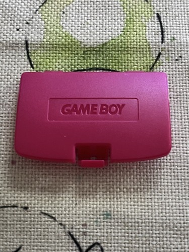 Cache pile rouge gameboy - •,