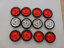12 roues poulies avec pneus Meccano