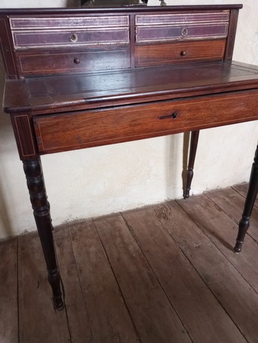 Petit bureau ancien avec cuir