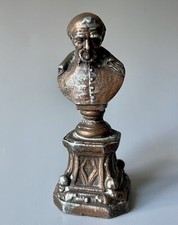 Sujet en régule buste d’homme célèbre sur piédestal 