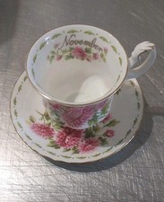 Tasse et Soucoupe a Café Porcelaine Royal Albert Flower of the Month Novembre