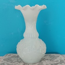 VASE OPALINE de PORTIEUX motif floral en relief Hr 22 cm col juponné