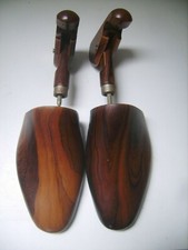 Paire d'embauchoirs vintages en bois T 42