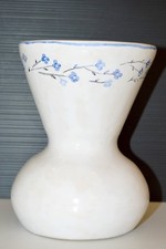 -JOLI VASE TERRE CUITE ARTISANALE Blanche  guirlande fleurs Signé J Laurençon XX